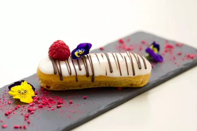 Vanilla Éclair توسط جانی ایوززینی، سرآشپز شیرینی برای گروه Le Mridien طراحی شده است.