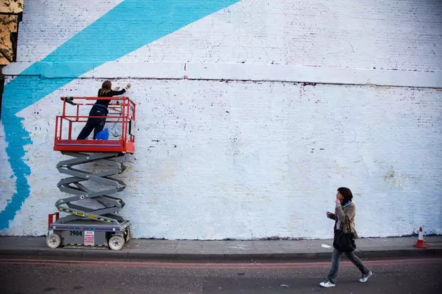 Une femme regarde un chantier de construction dans une rue de Londres