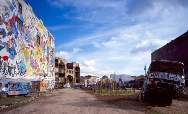 Tacheles gëtt d'Sensatioun vun engem Haus ouni Mauer no enger Gas Explosioun