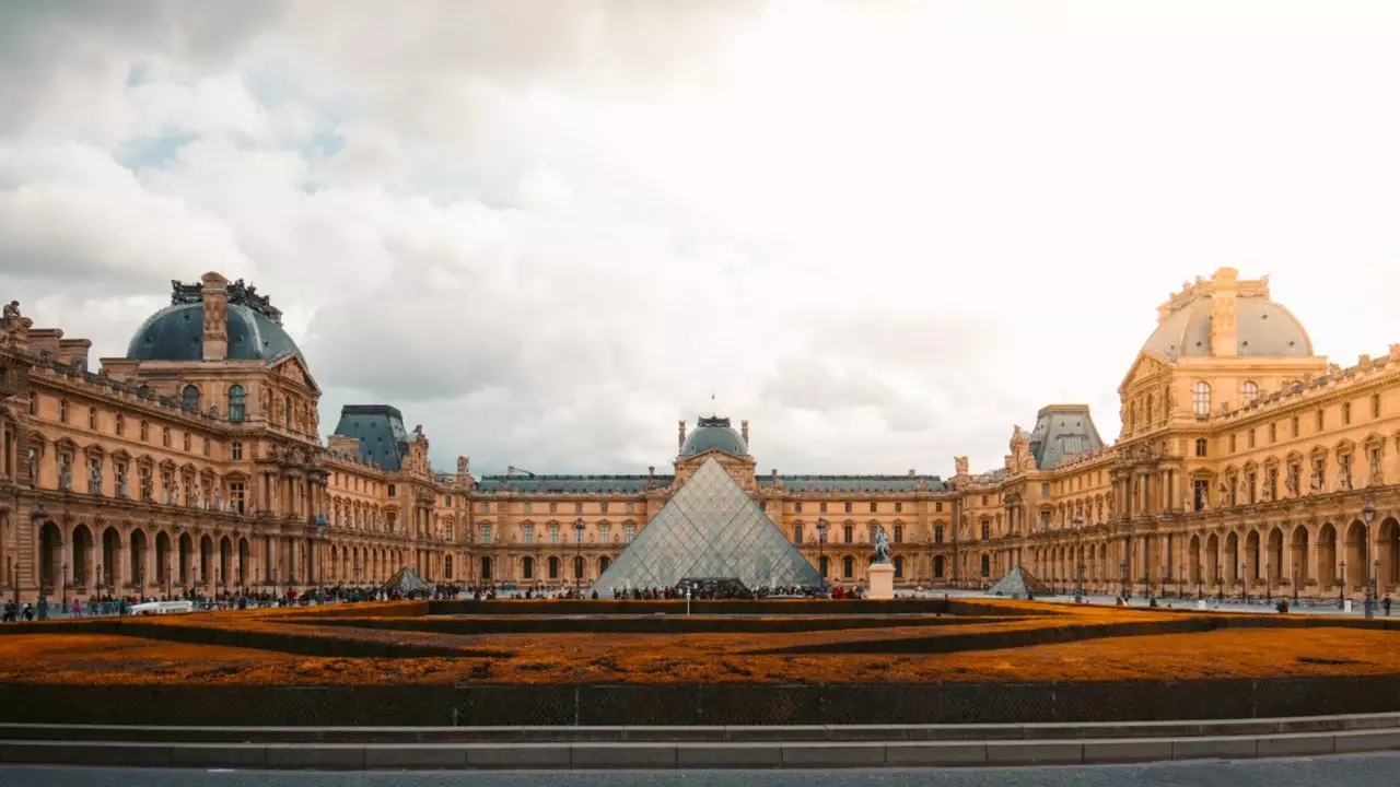 Athosclaíonn músaem an Louvre a dhoirse inniu