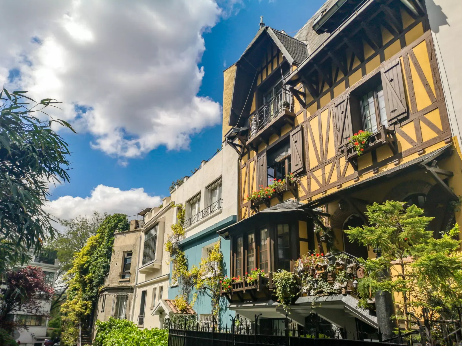 Yksi le quartier de Montsouris Parisin viehättävistä kaduista.