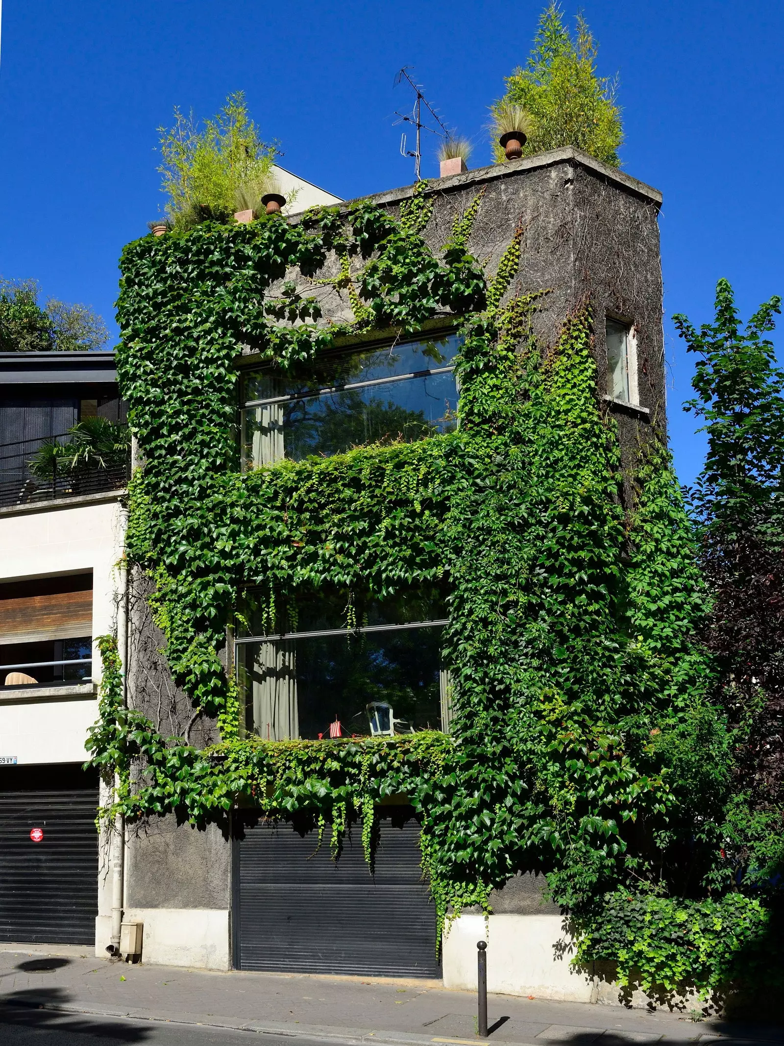 Het Parc Montsouris wordt omringd door huizen die in het interbellum zijn gebouwd.