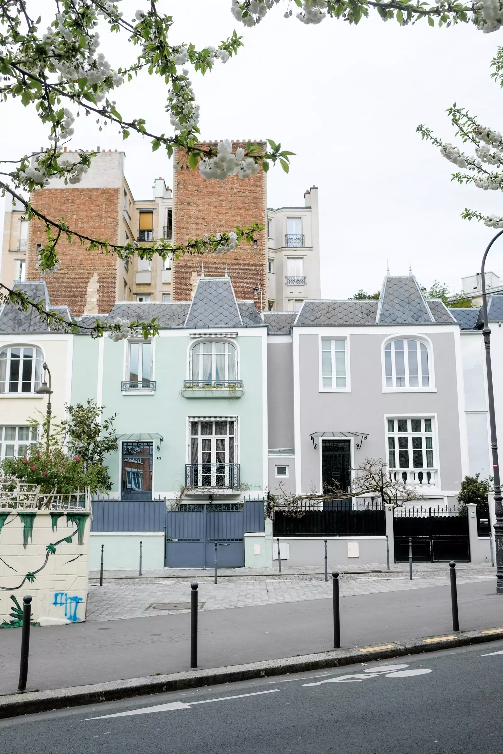 Casas em tons pastel na Cit Florale em Paris.