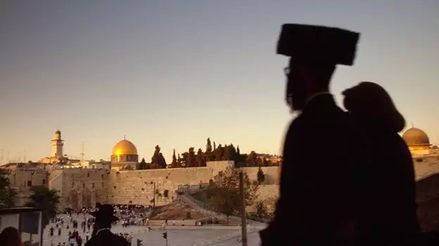 No sábado. Em Jerusalém. Em um hotel.