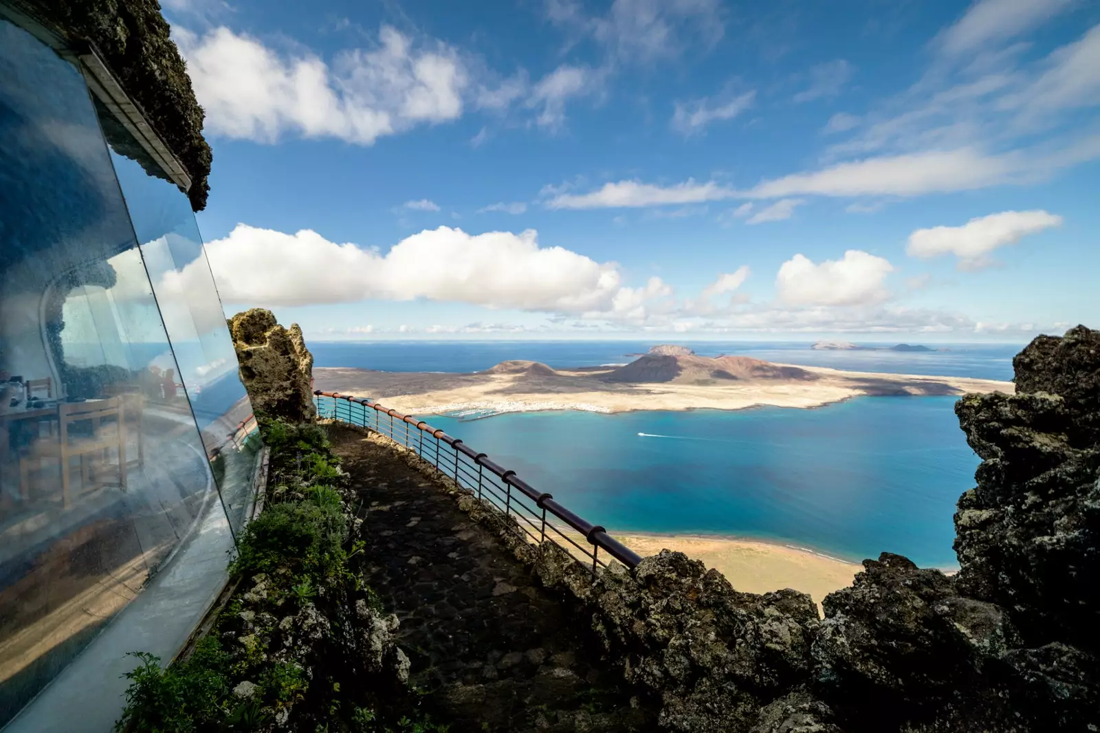 Mirador del Río طراحی شده توسط Csar Manrique در Lanzarote با جزیره La Graciosa در پس زمینه.