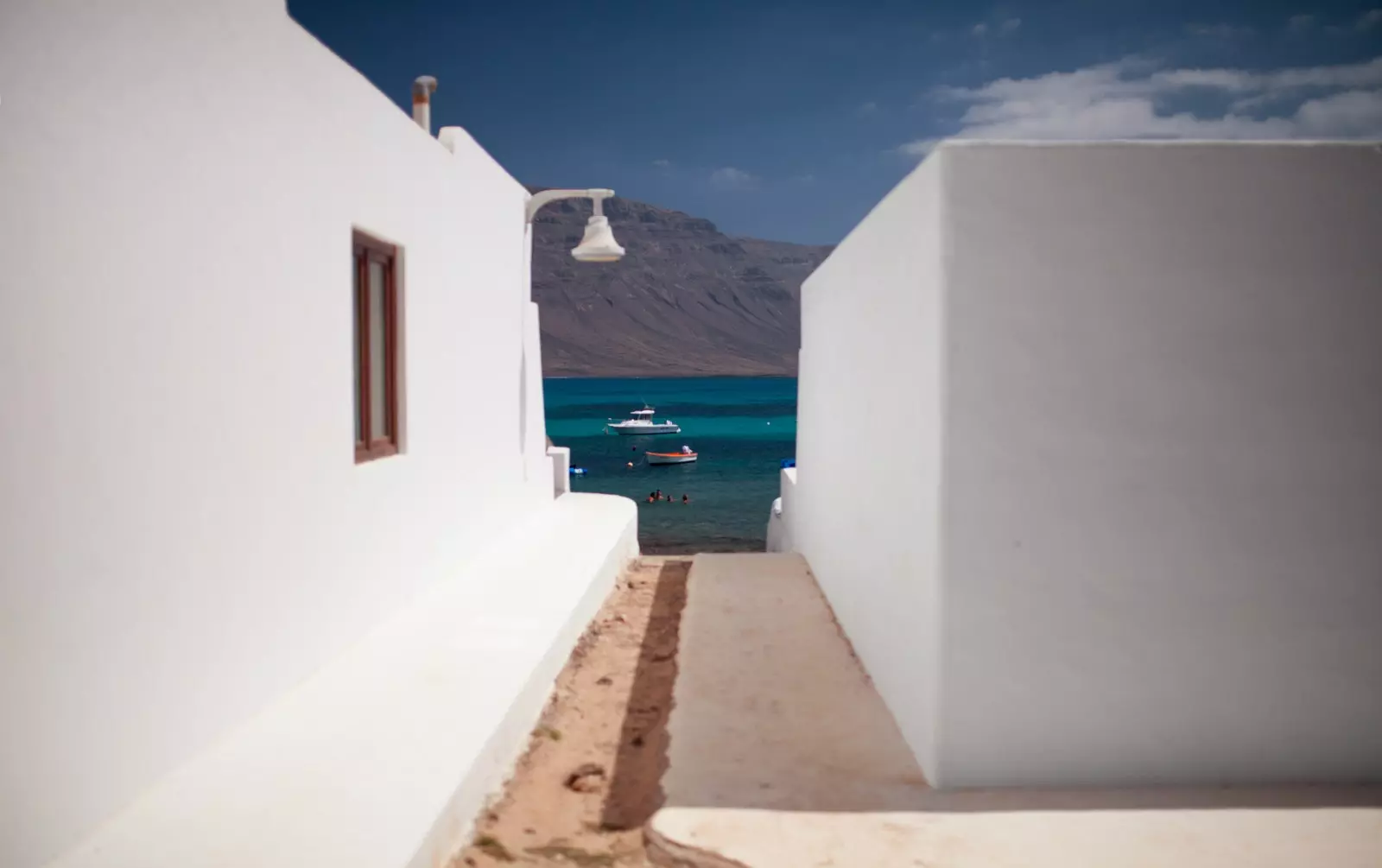 Em La Graciosa as ruas não são pavimentadas e as casas são simples caiadas de branco.