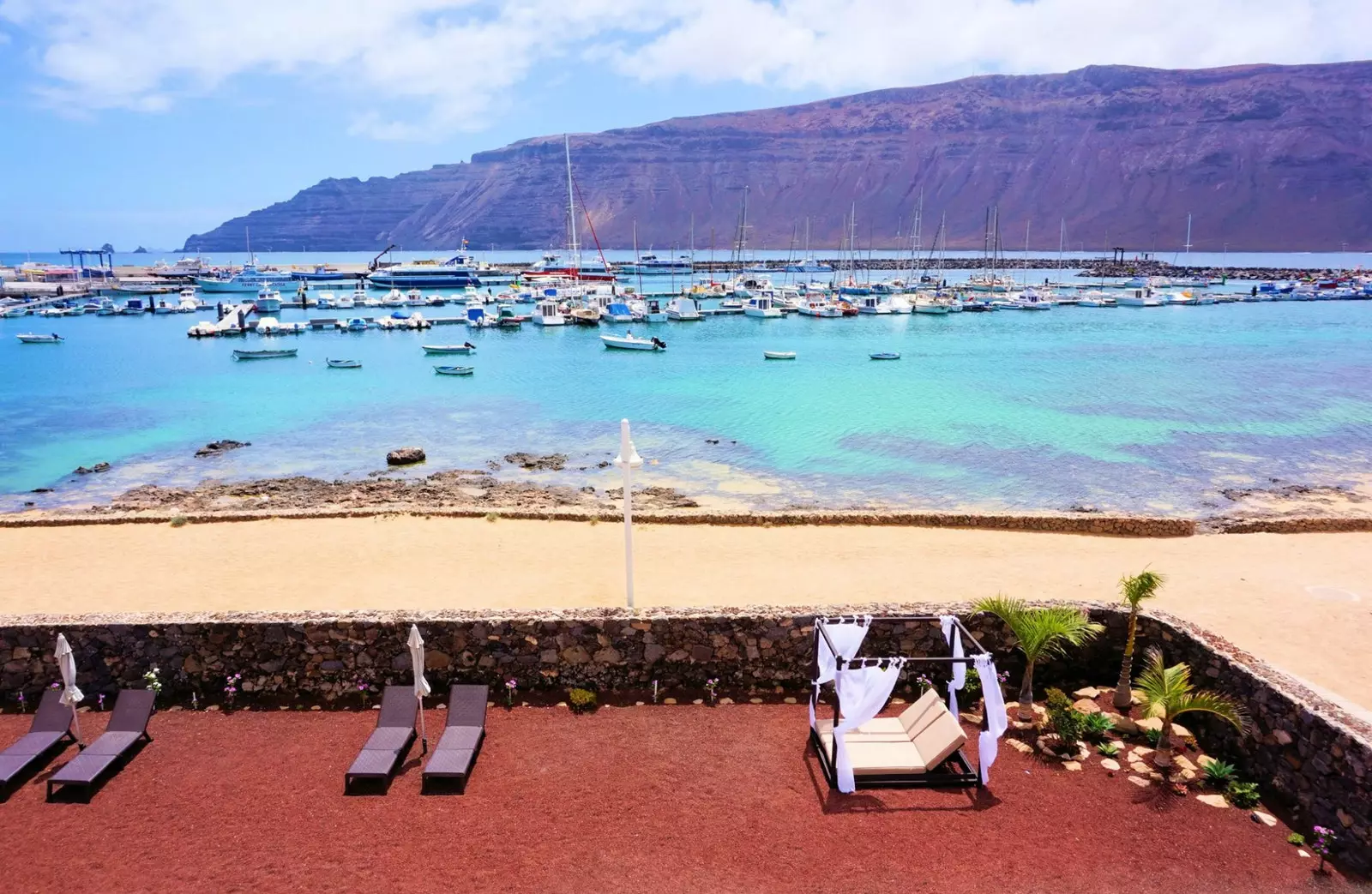 Terasa s balijskými posteľami na pláži Evita v La Graciosa.