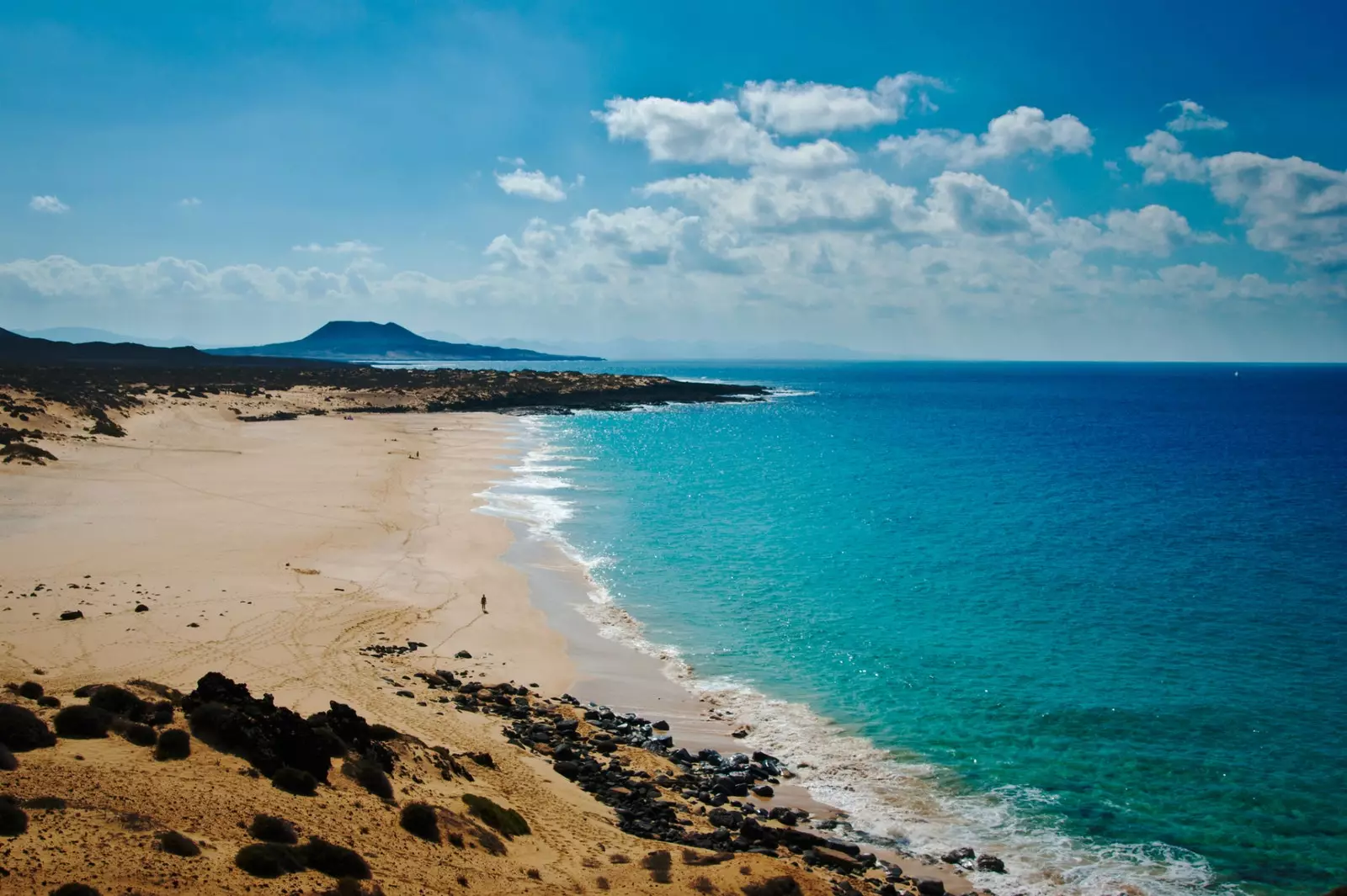 Pasir tak terbatas pantai Las Conchas di La Graciosa.