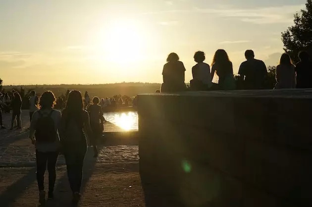 Jua linatua kwenye Hekalu la Debod