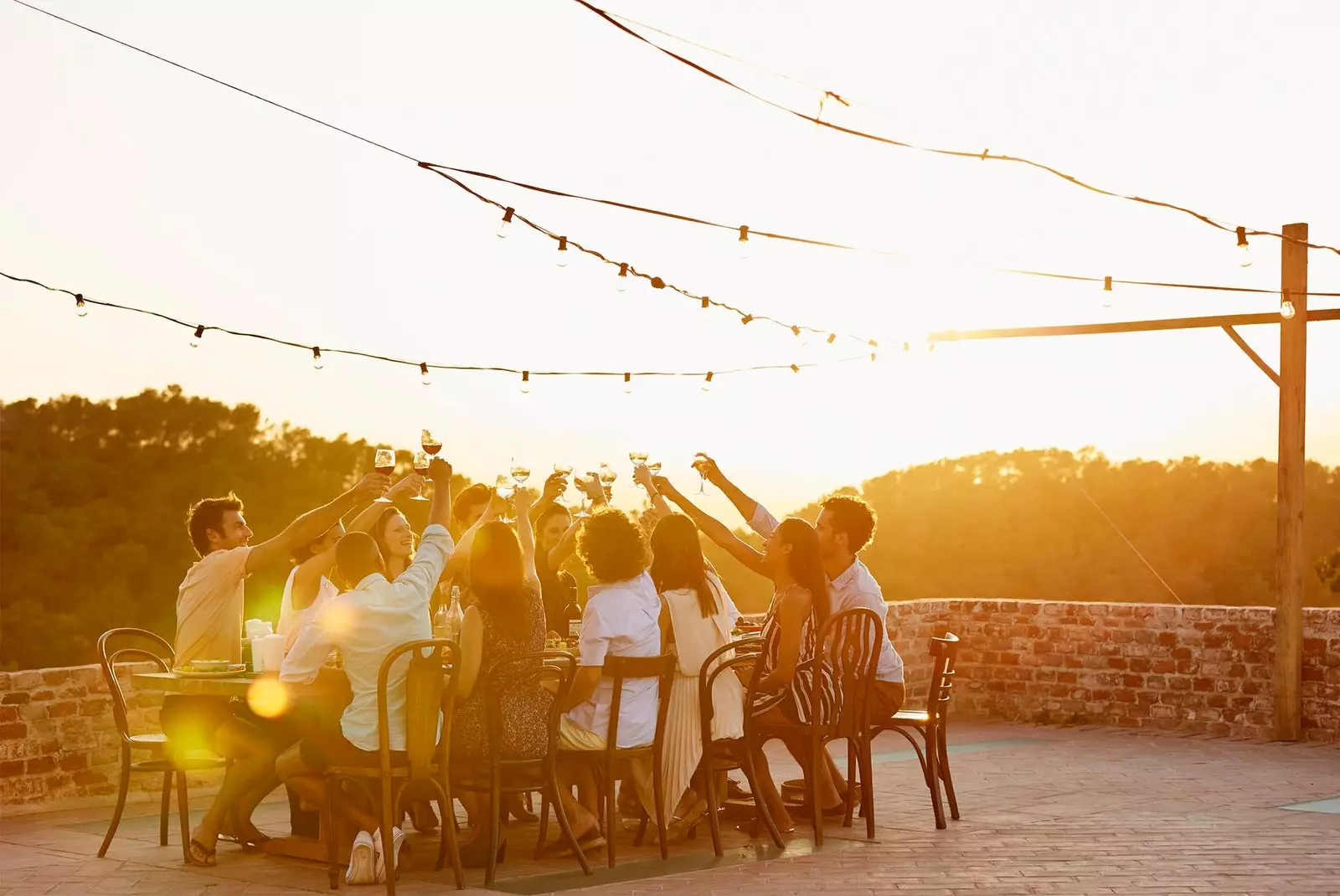 groep vrienden drinken bij zonsondergang