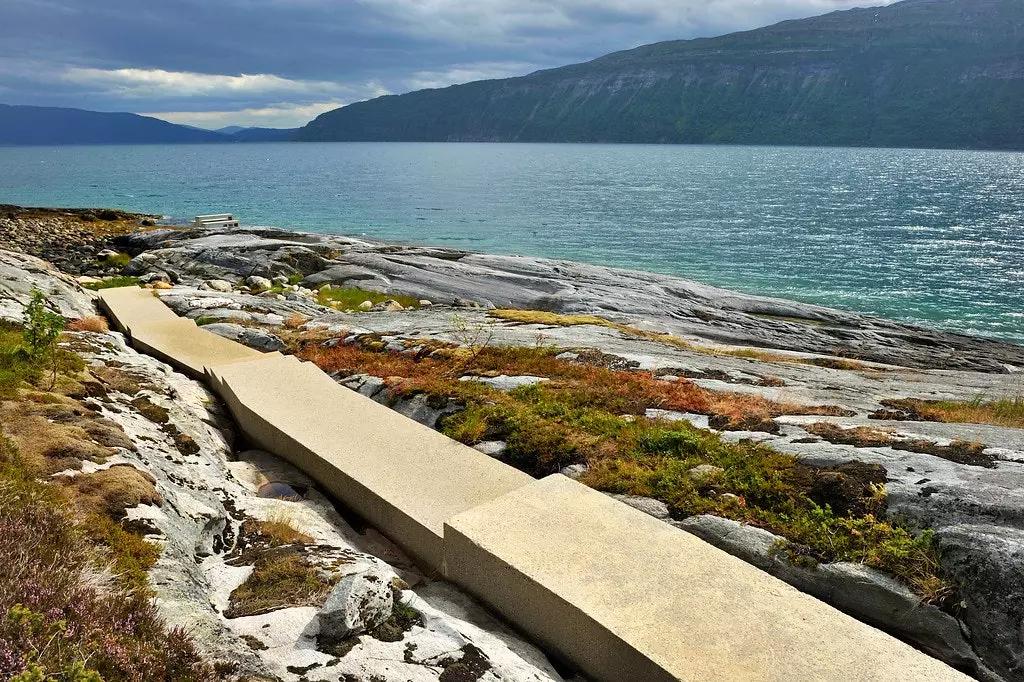 Архитектонски простор за одмор Hellåga покрај Sjonafjord.