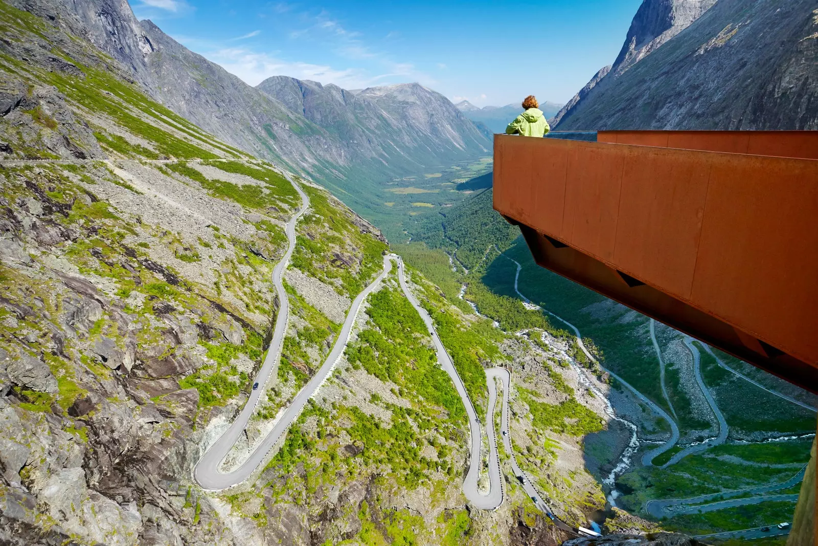 Von der Metallplattform aus sieht die Trollstigen-Straße besonders kurvenreich aus.