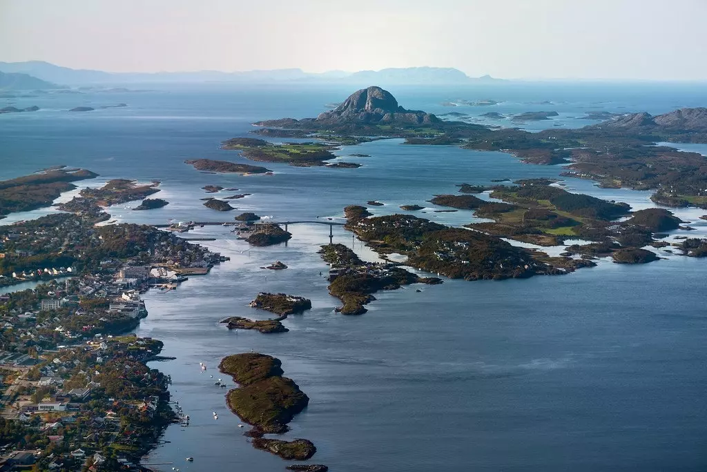 Di rute Helgelandskysten, lompat dari pulau ke pulau melewati jembatan dengan feri atau mendayung kayak.