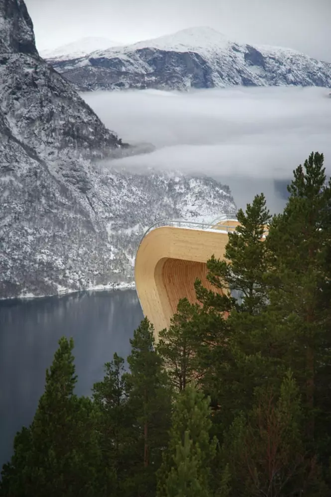 Stegastein apžvalgos aikštelė, esanti Aurland fiorde, yra didelis tiltas, kuris baigiasi praraja.