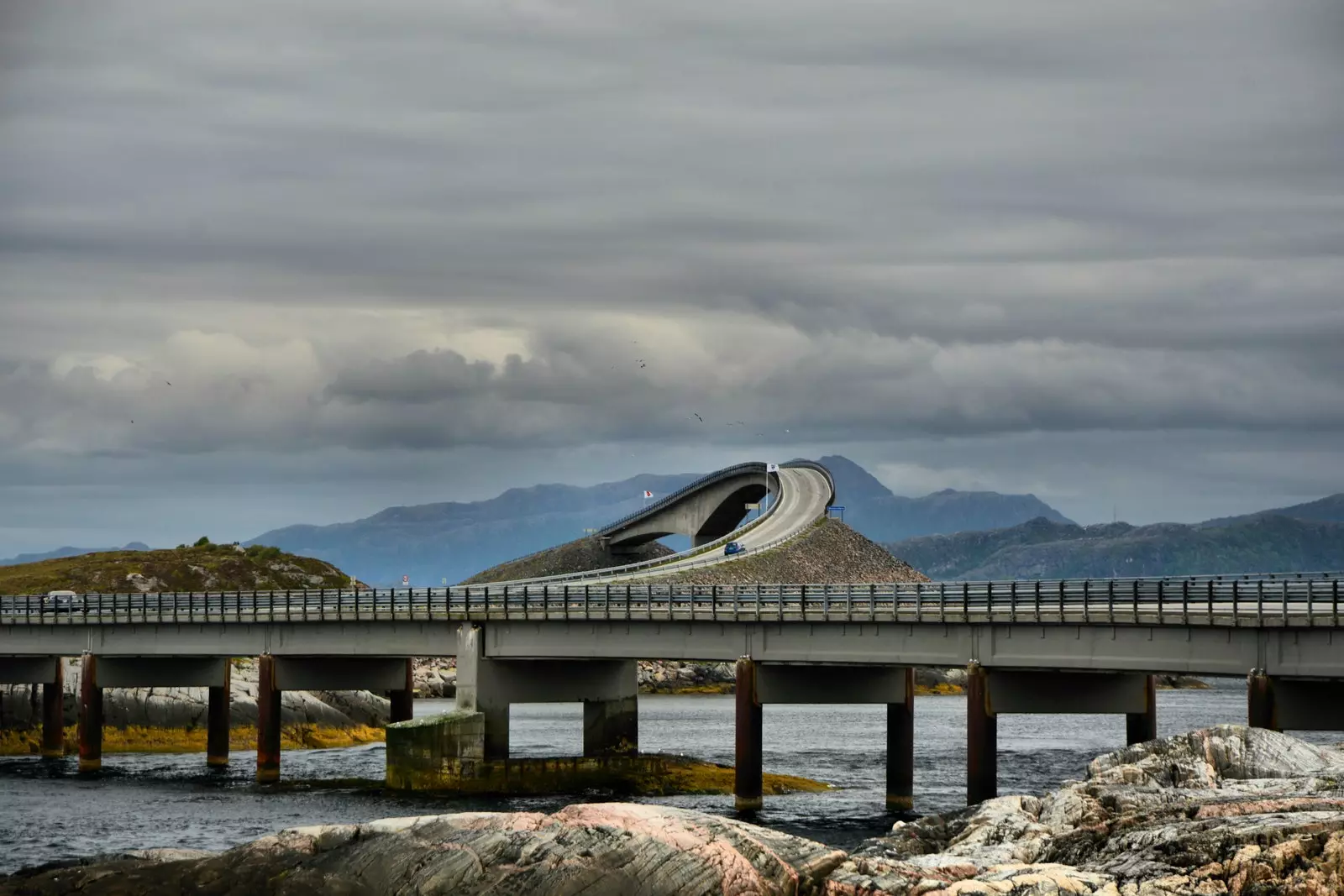 De Atlantic Highway kronkelt op een technische en elegante manier tussen riffen en eilandjes.