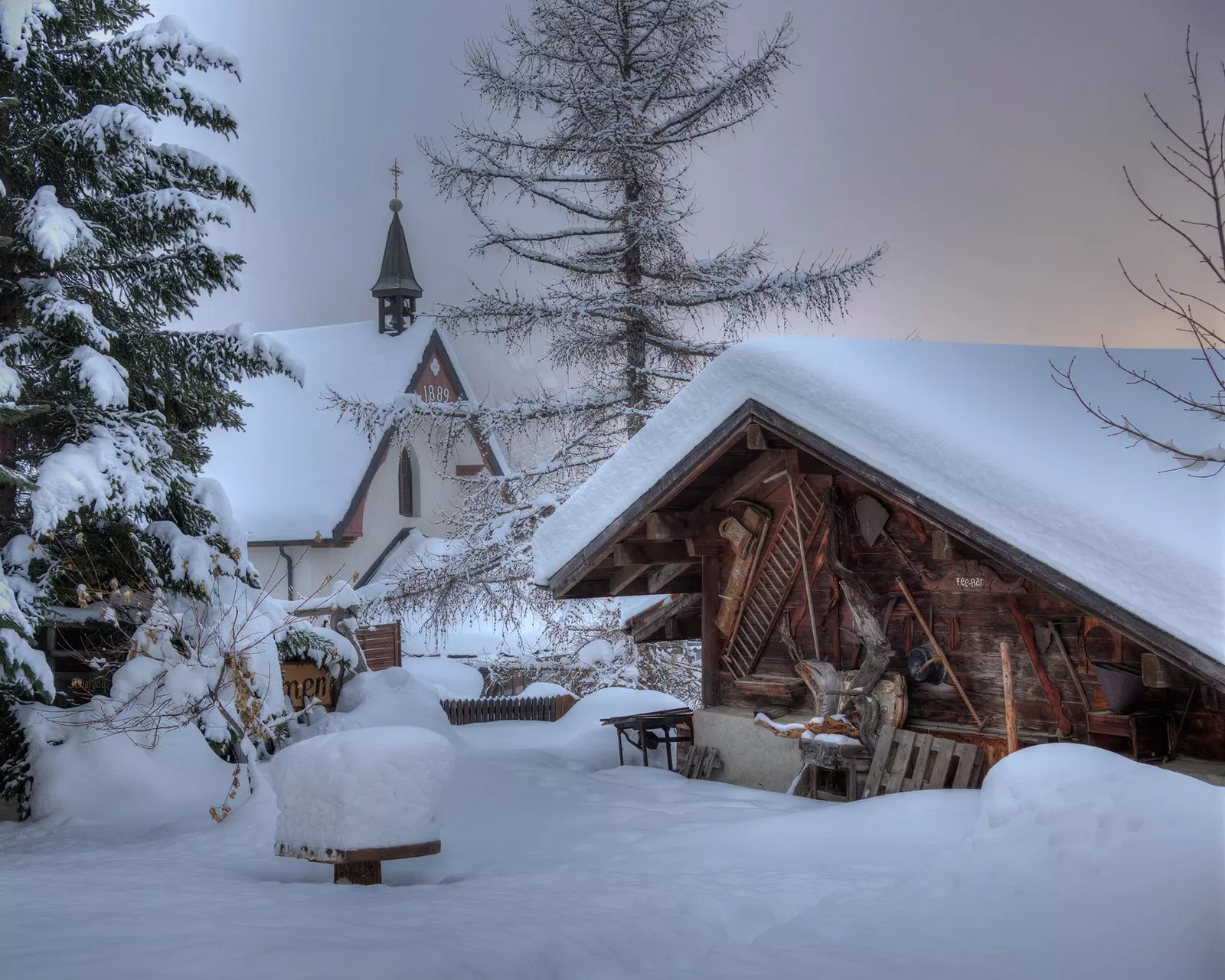 Saas Fee an Nollaig iontach faoi do chosa