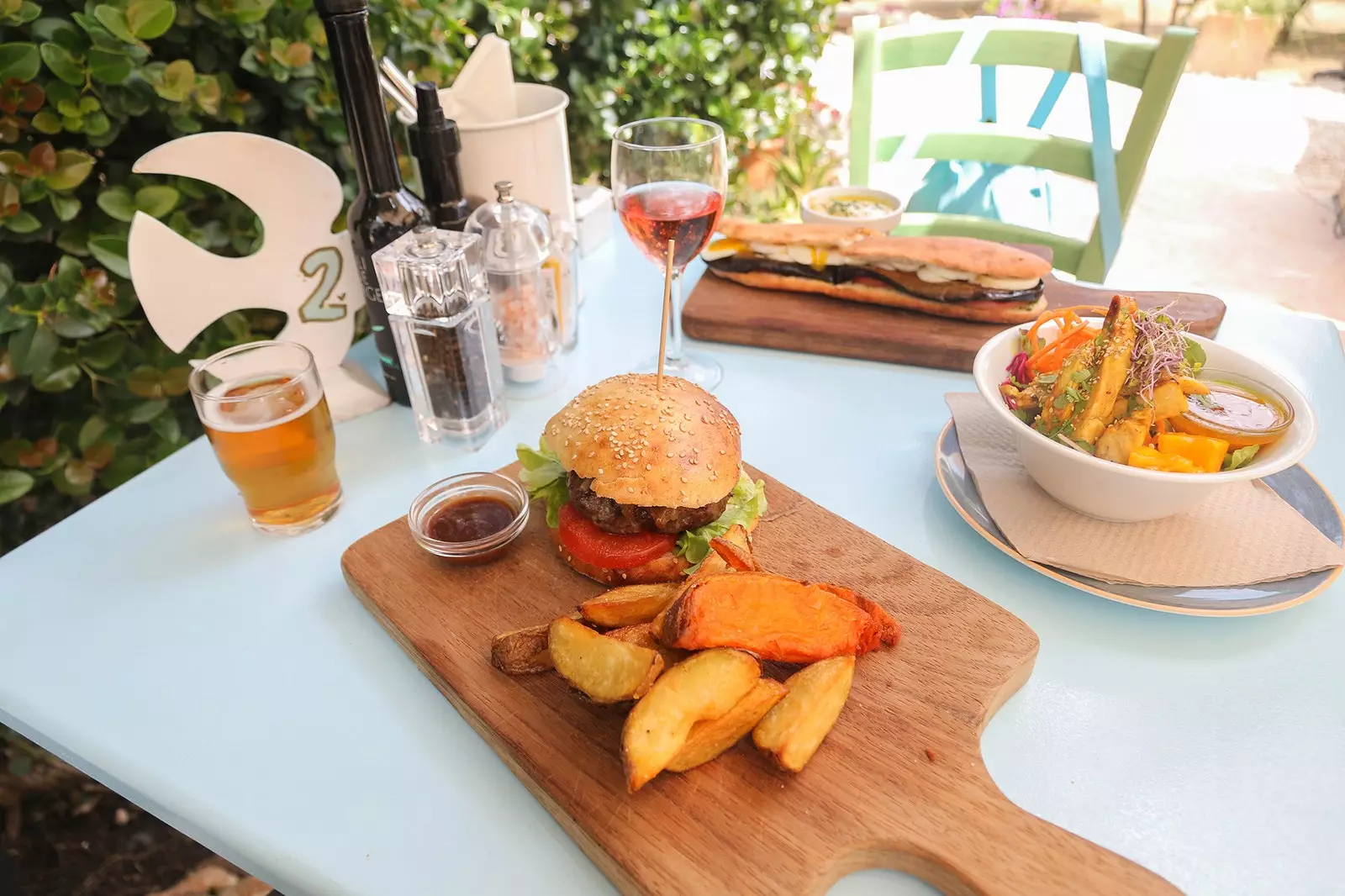 Burger og orientalsk salat med focaccia til en fantastisk god frokost