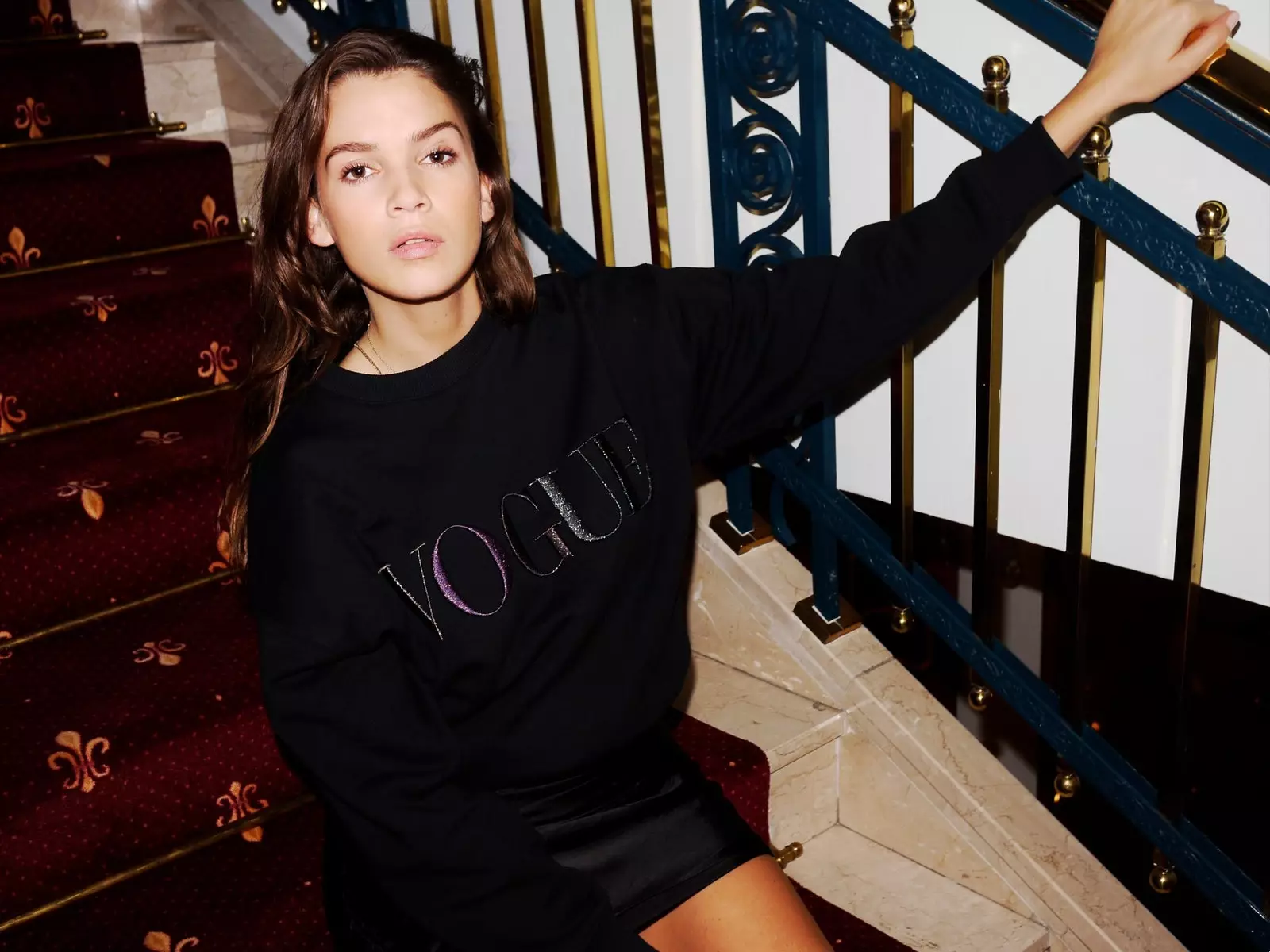 Sort VOGUE sweatshirt med broderet glitterlogo