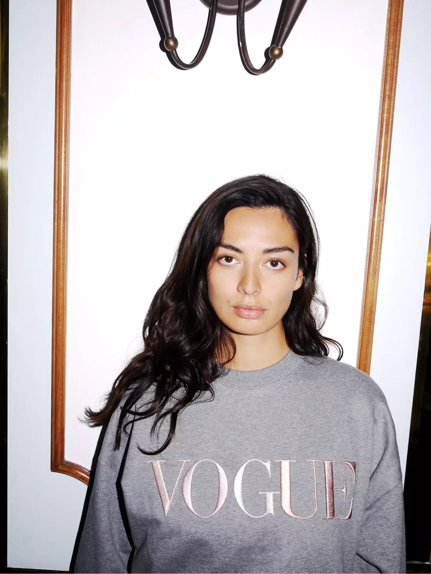 Grå VOGUE-genser med brodert glitterlogo.