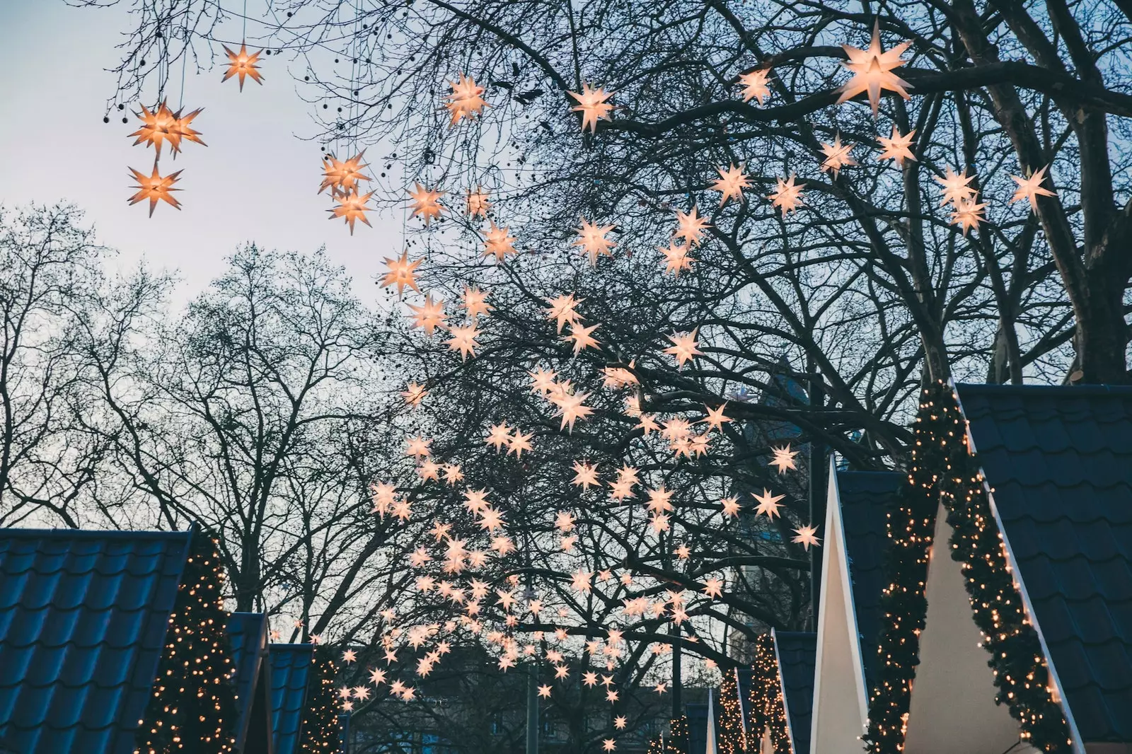 Sul ponte di dicembre un mercatino di Natale