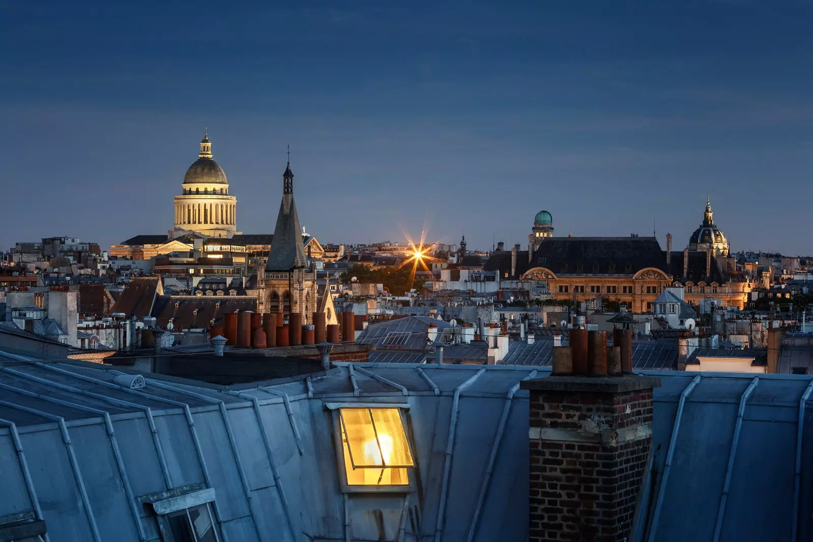 La Nuit au Panthon Paris på natten och med facklor