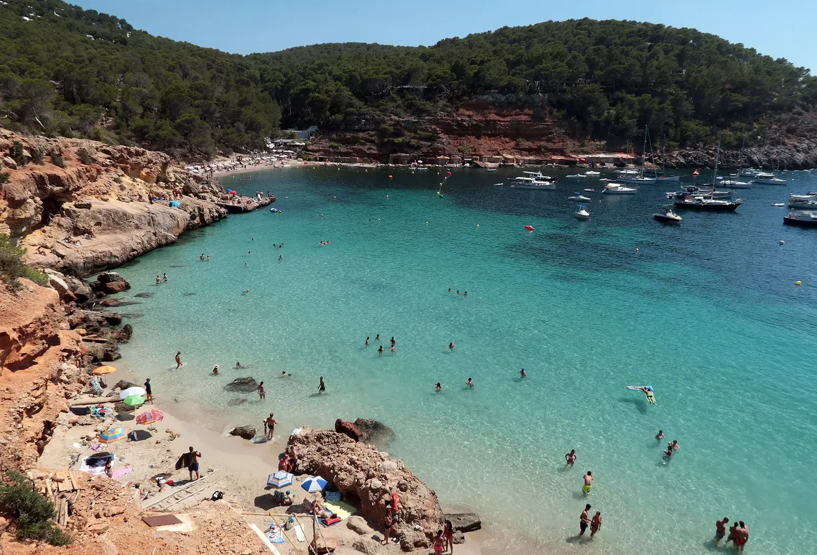 Cala Saladeta Guide fir dëst Ibizan Paradäis ze benotzen an ze genéissen