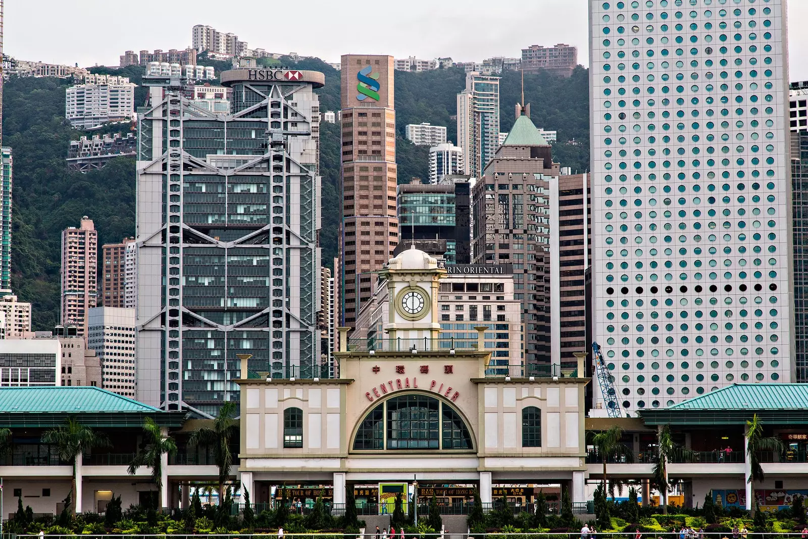 Contraste des bâtiments dans le quartier central de Hong Kong