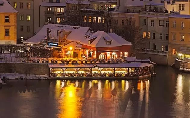 Kampa egy hely, kilátással a folyóra