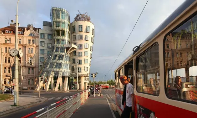 Frank Gehry ၏ Dancing House