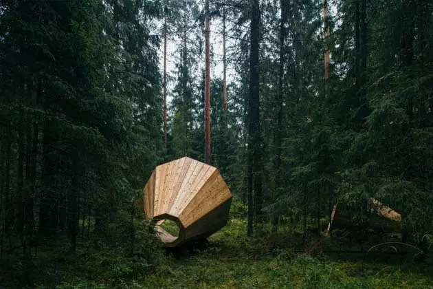 Für Surround-Sound platzieren Sie sich am besten in der Mitte der drei Lautsprecher