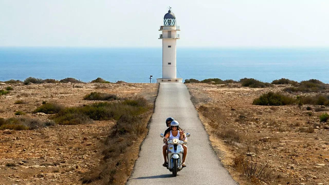 Panduan Formentera: tempat tidur, makan, berbelanja, dan berenang di pitiusa kecil