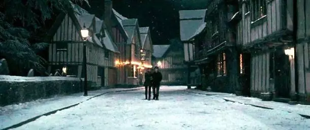 Hermione og Harry ganga í gegnum Godric's Hollow, skáldaða bæinn þar sem ungi galdramaðurinn fæddist