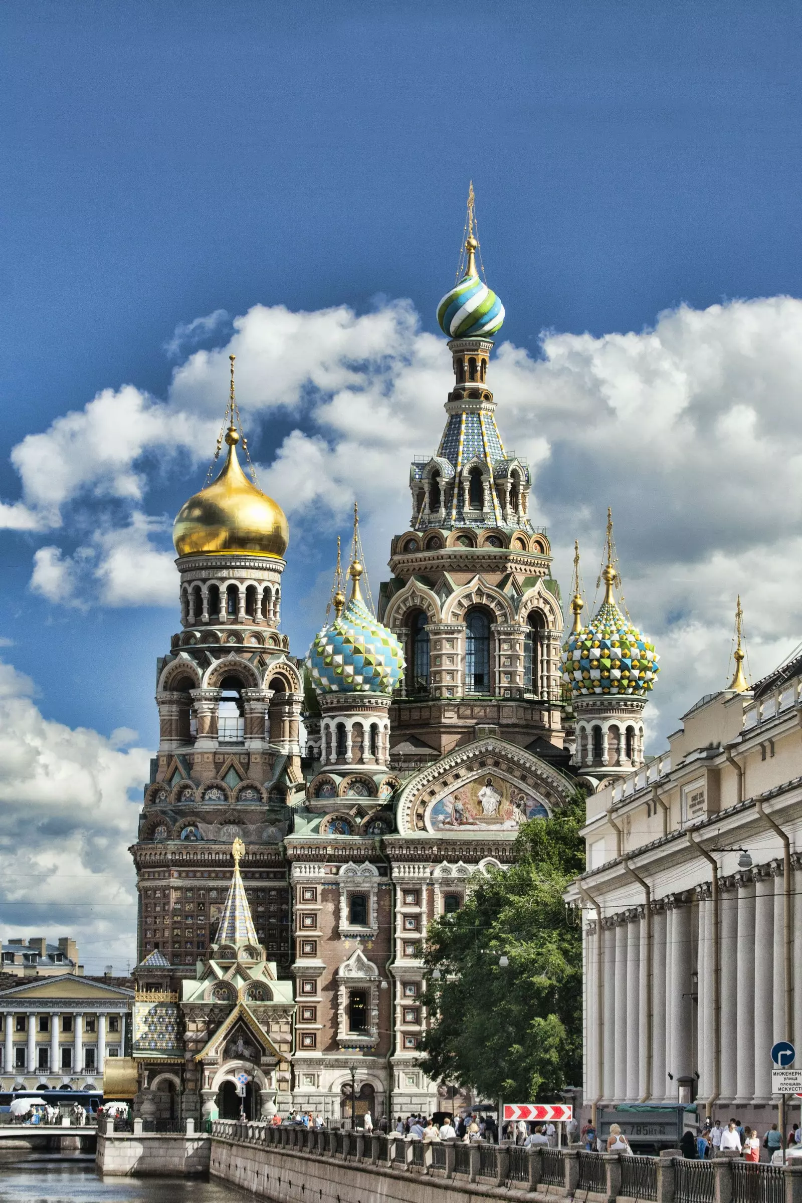 Livlig farget, er Frelserens kirke på spilt blod et eksempel på typisk russisk arkitektur.