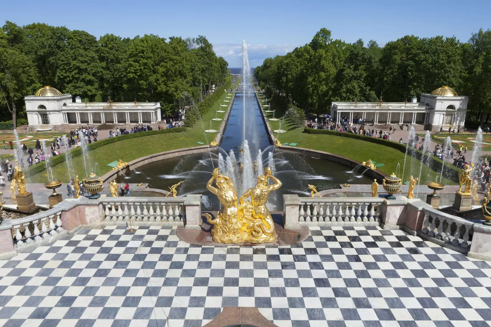 Fontes da Grande Cascata e canal do Palácio de Peterhof.