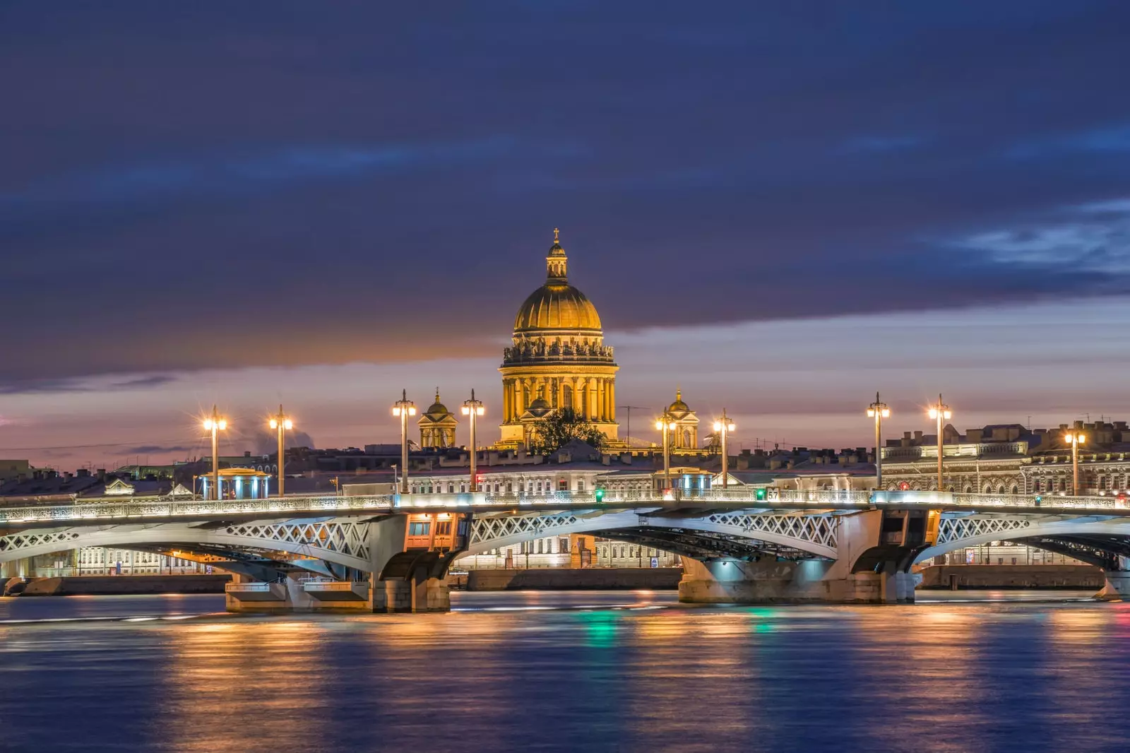 O plimbare cu barca pe canalele din Sankt Petersburg este obligatorie.