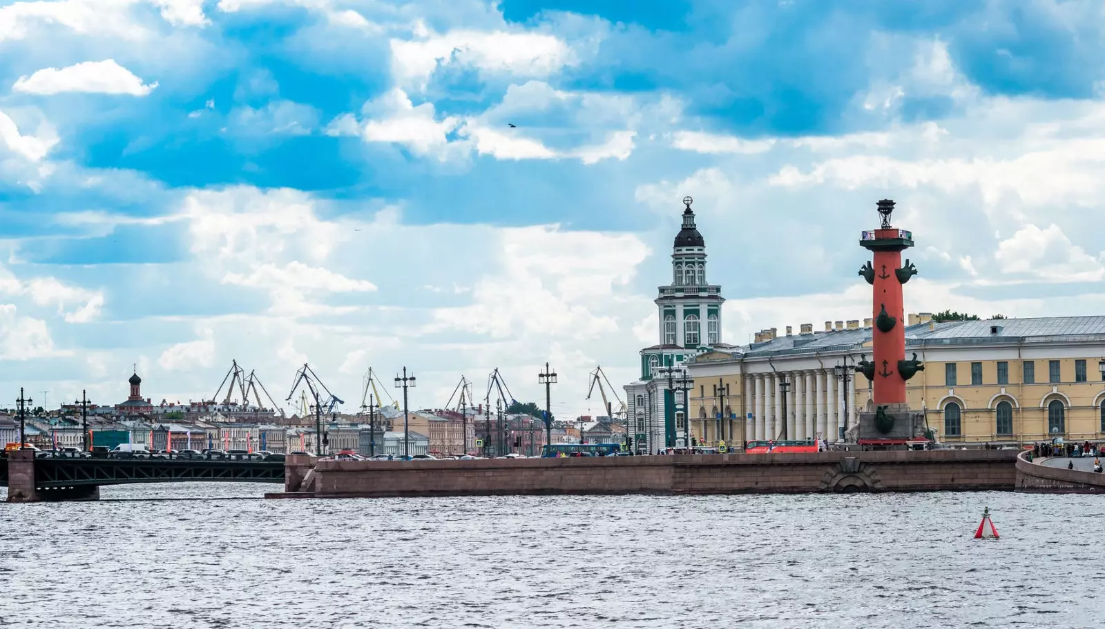 L'isola Vasilyevsky è fiancheggiata dai fiumi Bolshaya Nev e Mlaya Nev e dal Golfo di Finlandia.