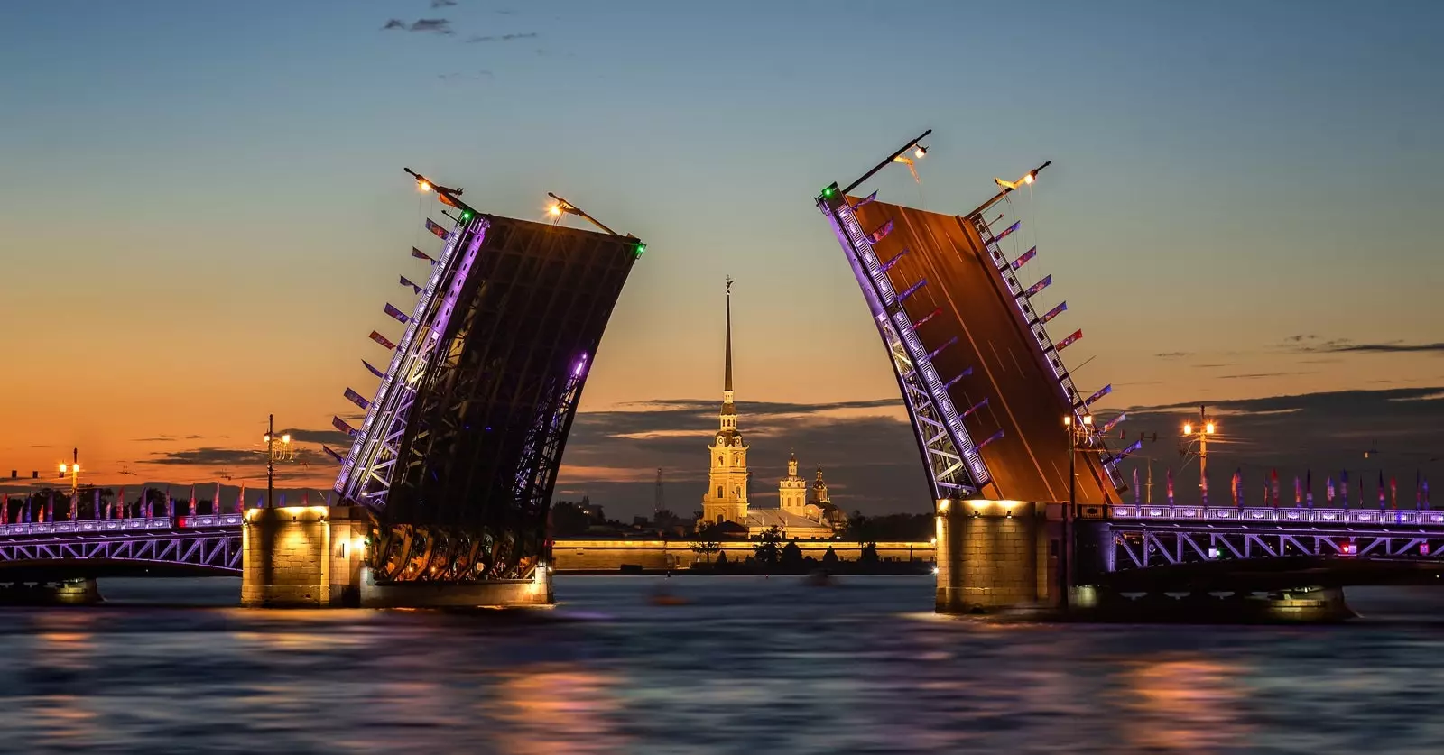 A ponte do palácio em São Petersburgo durante a chamada Noite Branca