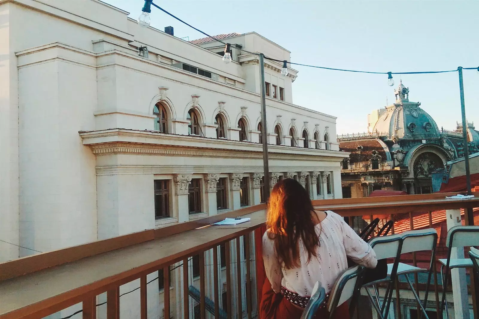 Wanita duduk di atas teres di Bucharest