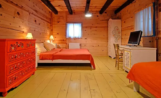 Mambo ya ndani ya moja ya cabins za logi za Drvengrad