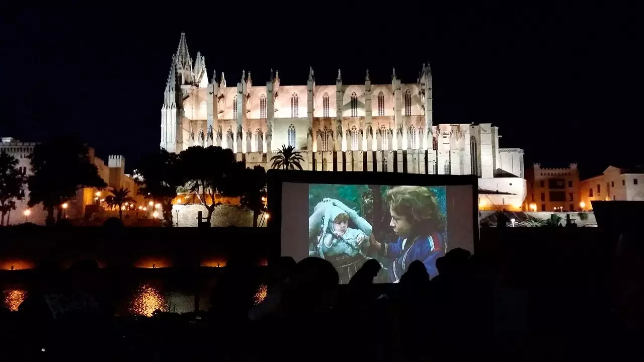 Cinema d'estiu a Mallorca: pel·lícules amb vista a la catedral