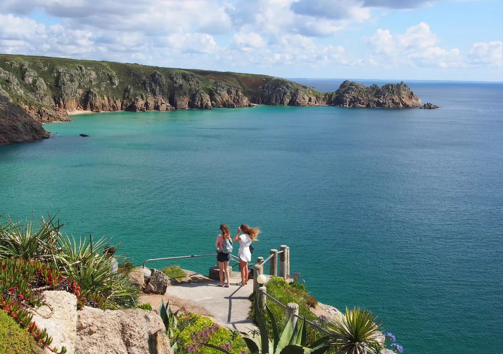 Radhairc dochreidte ar Aillte Minack ón amharclann