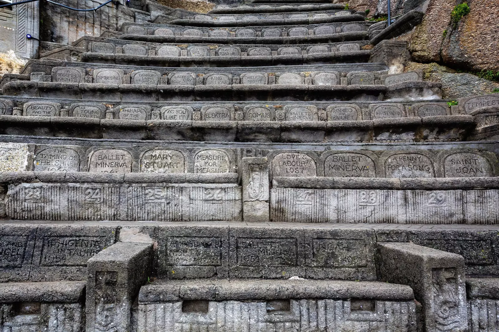 Deretan tempat duduk di Teater Minack