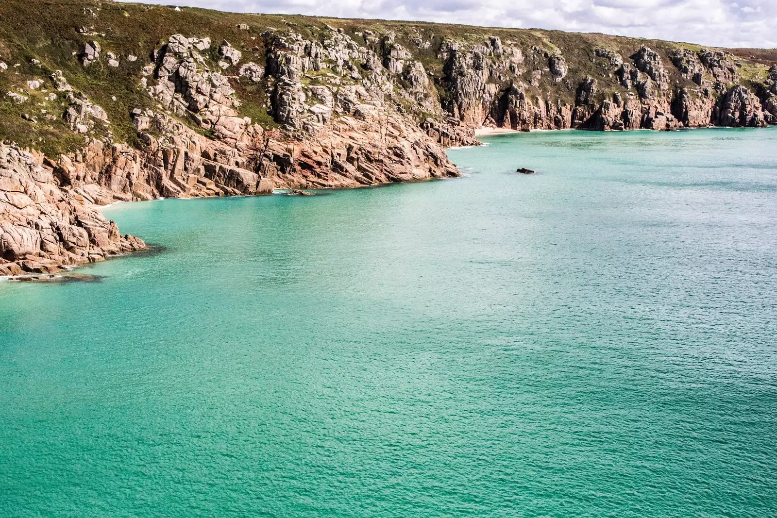 Minack Cliffs mat Porthcurno Beach am Hannergrond