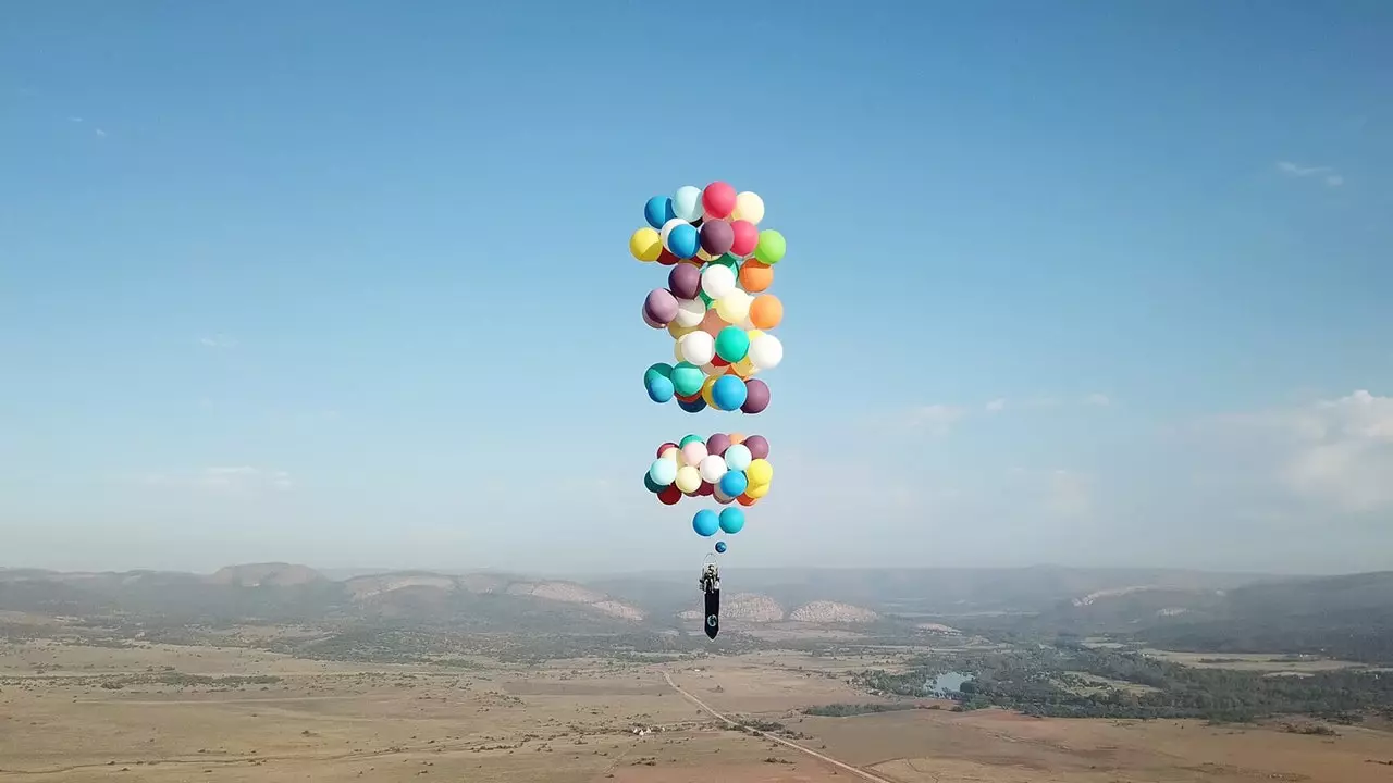 דער פֿילם 'אַרויף' ווערט אַ פאַקט: טאָם מאָרגאַן פליעס איבער דרום אפריקע טייד צו דאַזאַנז פון באַלונז