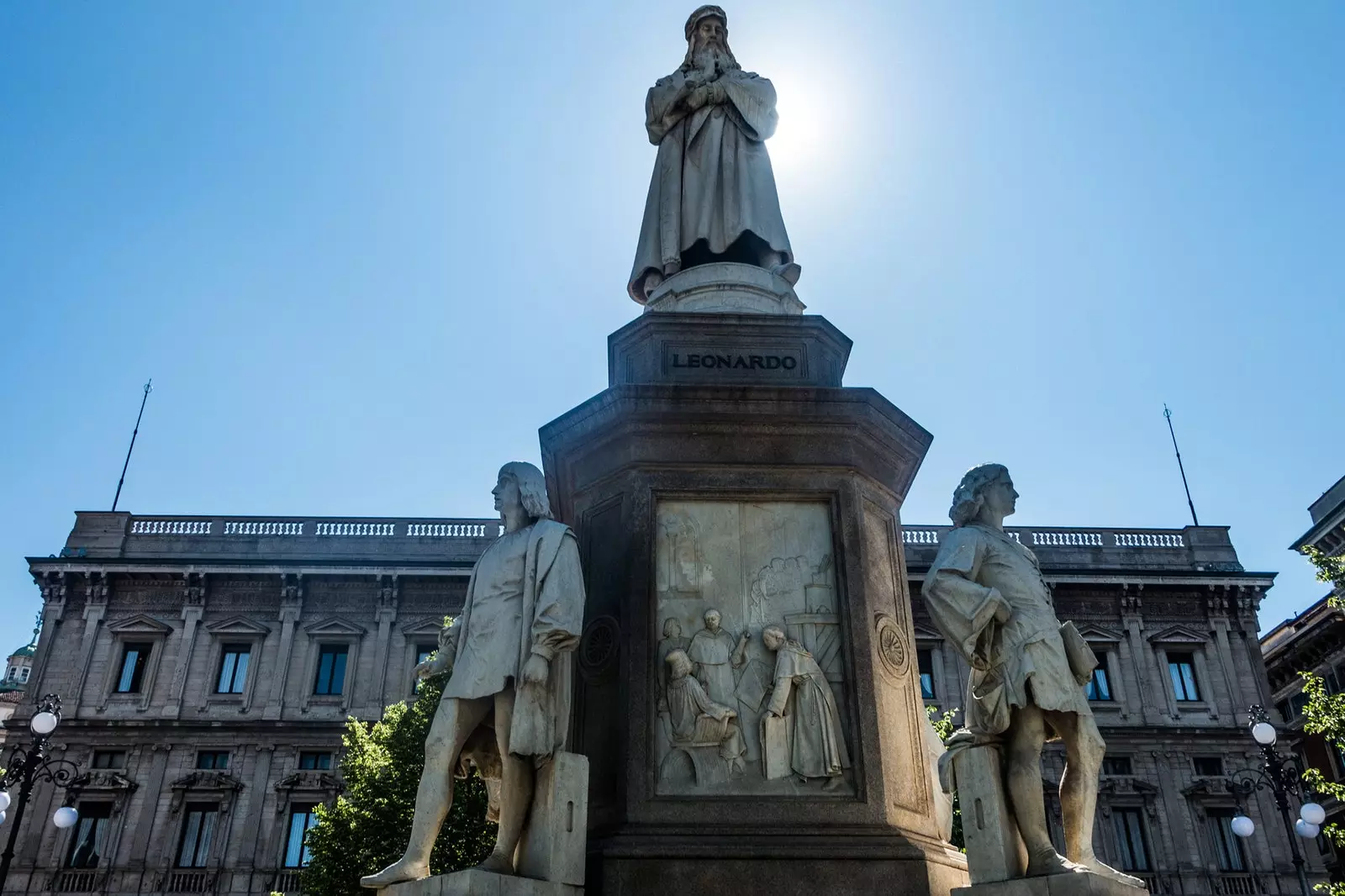 Sa Piazza della Scala i Milano léirítear Leonardo mar seo