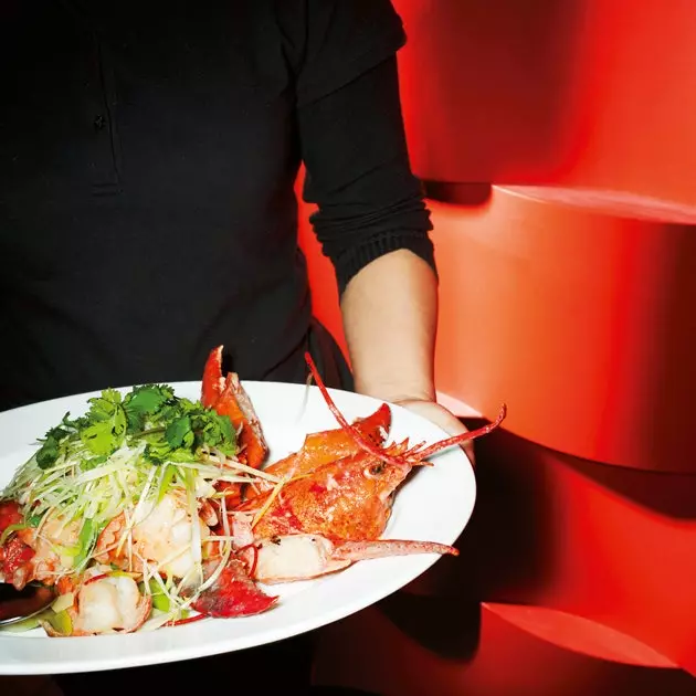 Lobster iliyokatwa na tangawizi na chives