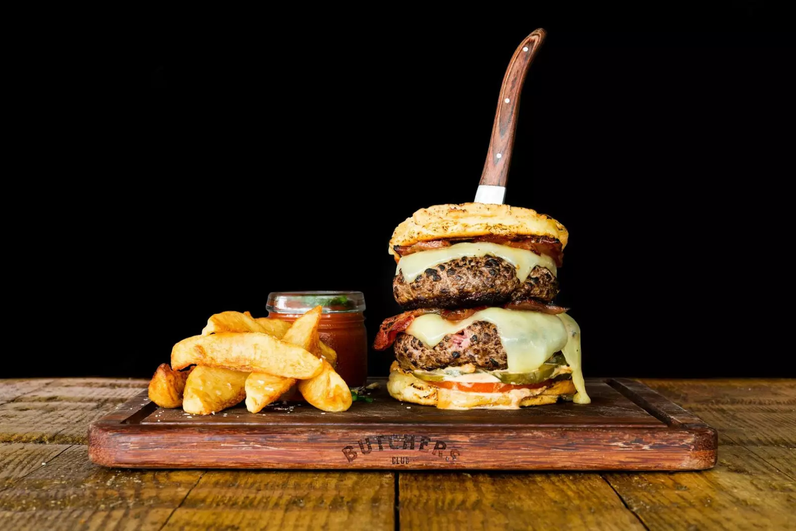 Бургер з картоплею фрі в The Butcher Club Burger.