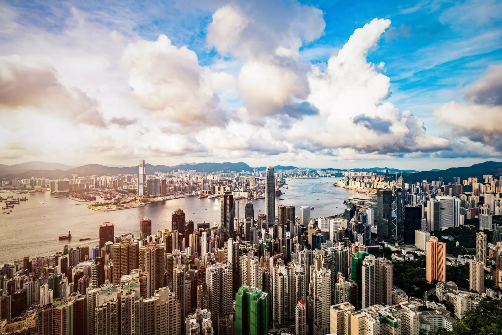 Hong Kong maakt indruk zowel vanuit de lucht als op de grond.