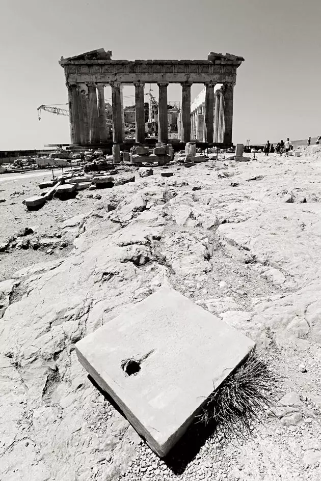 A close-up of a stone serves to summarize an entire country