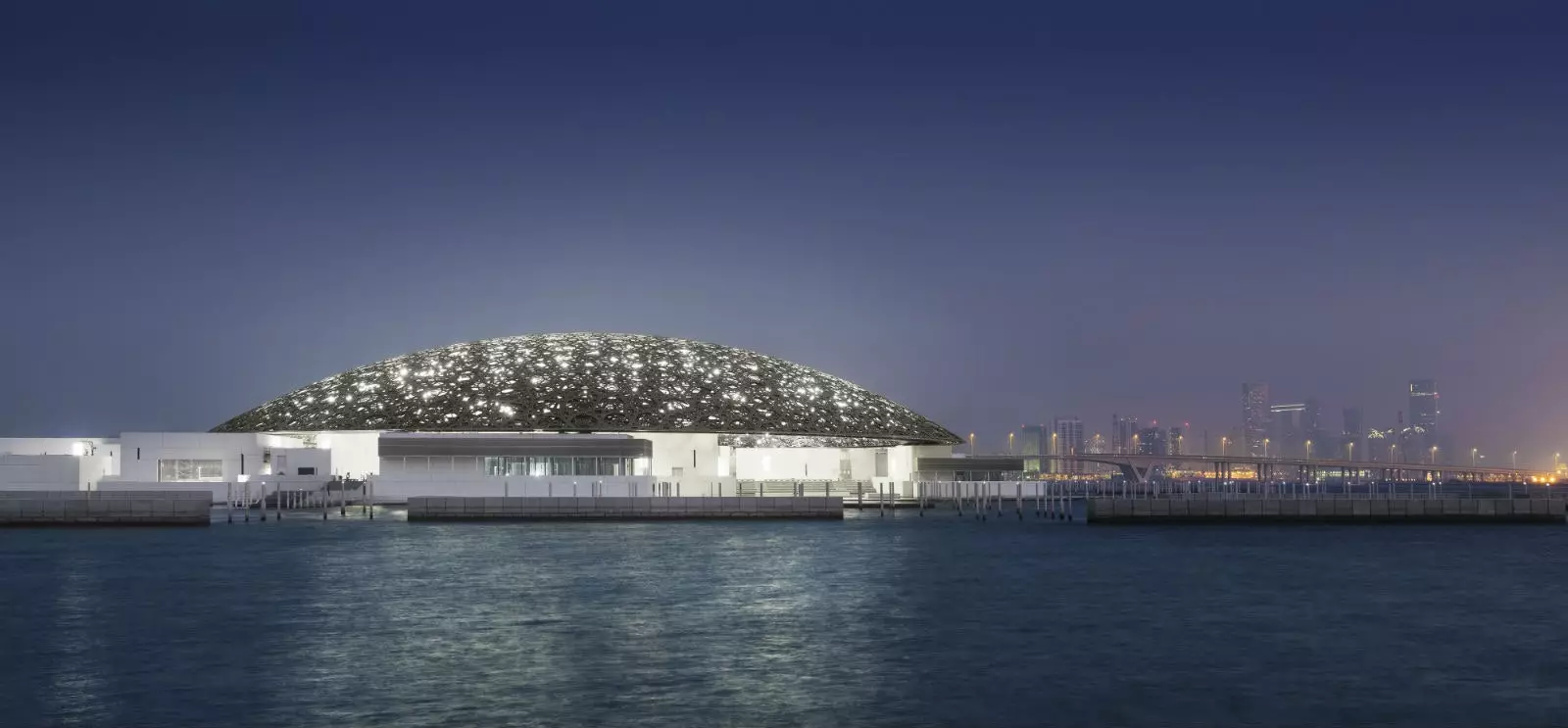 La conception du Louvre à Abu Dhabi est de l'architecte Jean Nouvel.